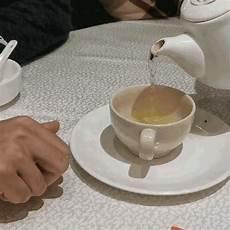倒茶用手指敲正确手势图片